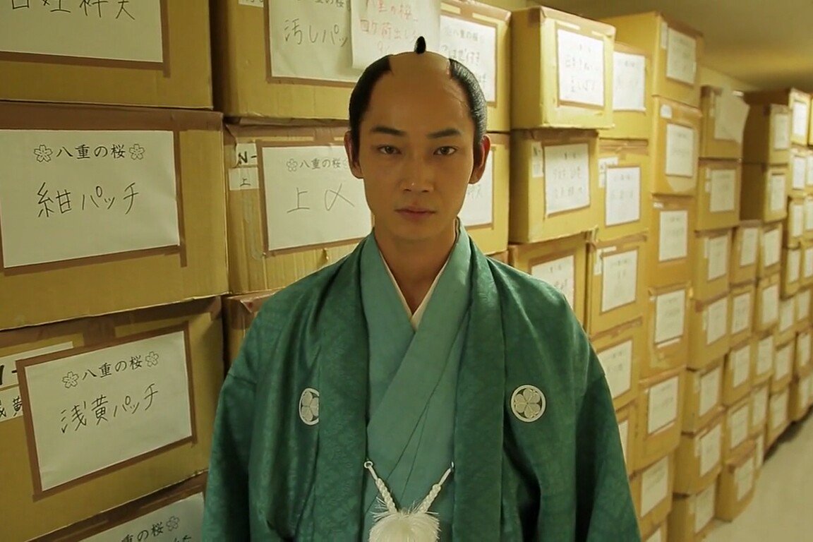 Shalala はじめまして 松平容保の衣装で印象に残っているのはこの紋付です 他の人たちが普通の黒なのに地紋があるのが素敵です