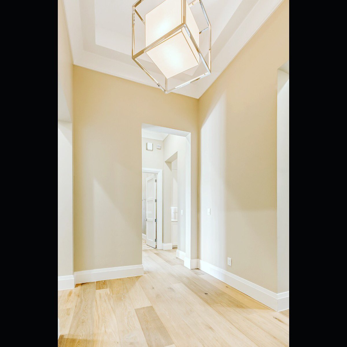 JonAAtwood's tweet photo. Lighting perfection #atwoodcustomhomes #lightingetc #pendantlight #interiordesigner #customhomes #homebuilding #picoftheday https://t.co/BkSh8j5QV4