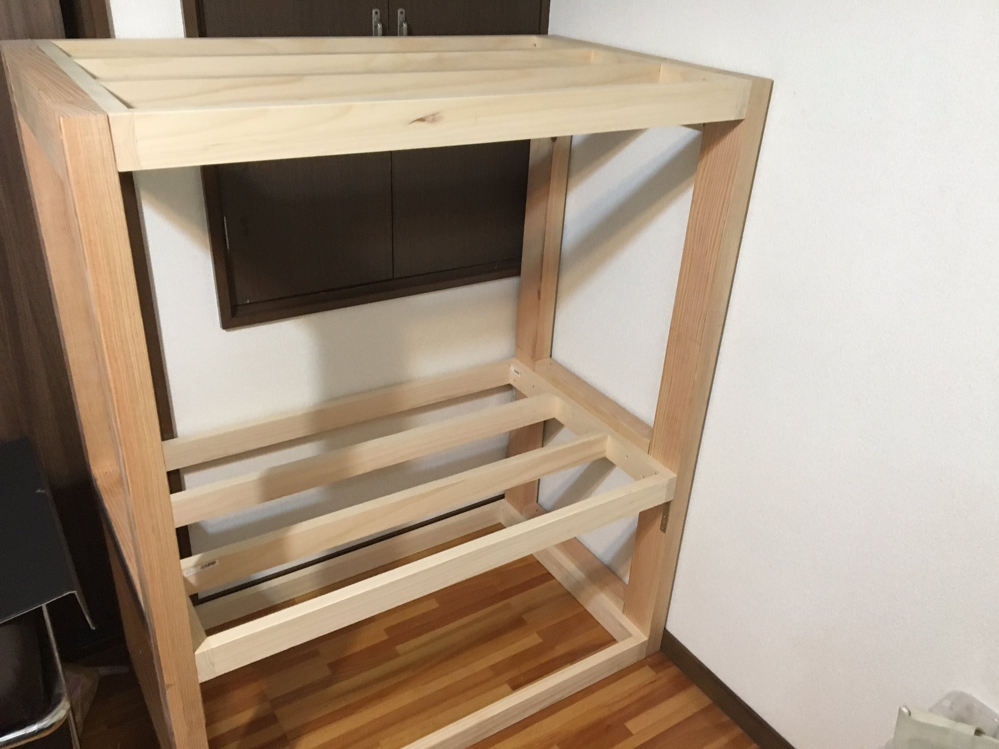 ｹﾞﾚｹﾞﾚ 水槽台自作しました 製作費円程 製作時間約4時間 ホームセンターで材料買って自分できざみましたが ホームセンターの木材高い 今度は材木屋さんで調達します T Co Vpeyujzomm Twitter