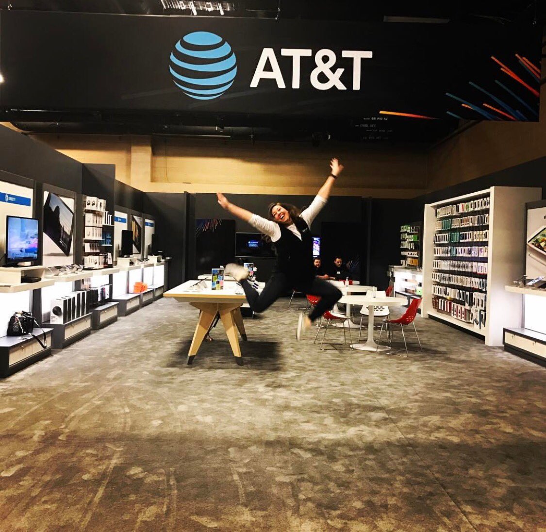HeartlandStates's tweet photo. They say that Rome wasn't built in a day, but this store was thanks to Megan & her team! #directvrevolution #nashville #lifeatatt https://t.co/pQNZ4KToYI