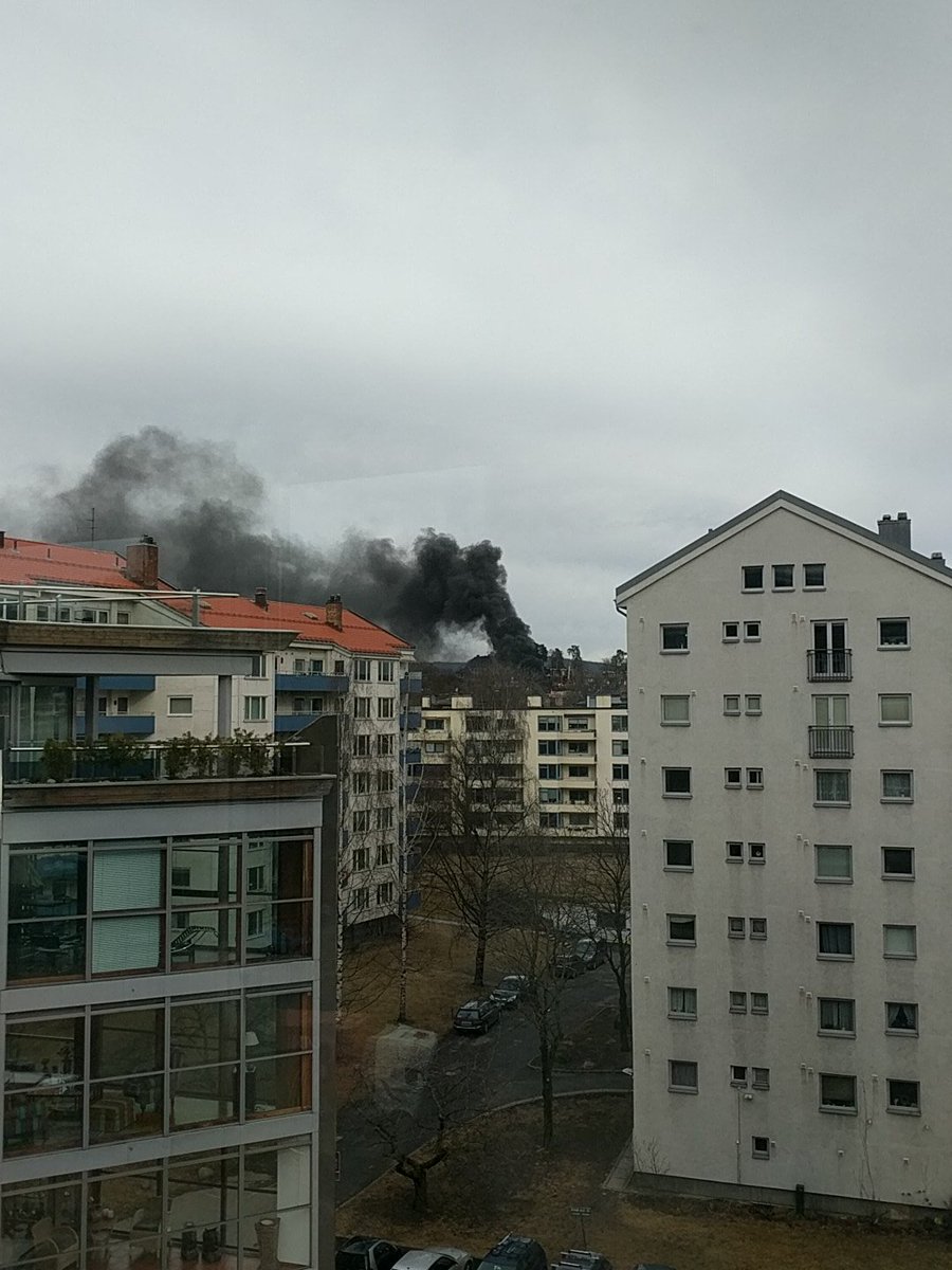 HopeMears's tweet photo. Hva er det som brenner v Bygdøy Allé? Mye røykutvikling! @oslopolitiops https://t.co/FwcEbvHRbW