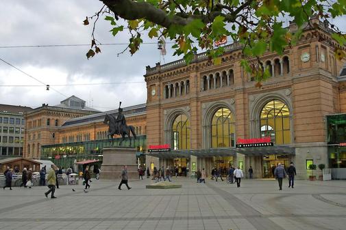 Bahnreisende in #Hannover können Schmutz per WhatsApp melden!  bit.ly/2nGkFh2 https://t.co/mtIdUYtMIj