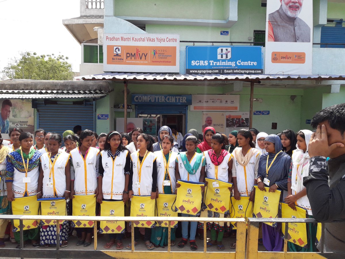 sgrsirba's tweet photo. Induction Kits distributed Delegates by Mr. Suman Kumar Suman Inspector of Ormanjhi to 120 enrolled trainees under PMKVY 2.0 for 2016-2020 https://t.co/LNMEL0xyJh