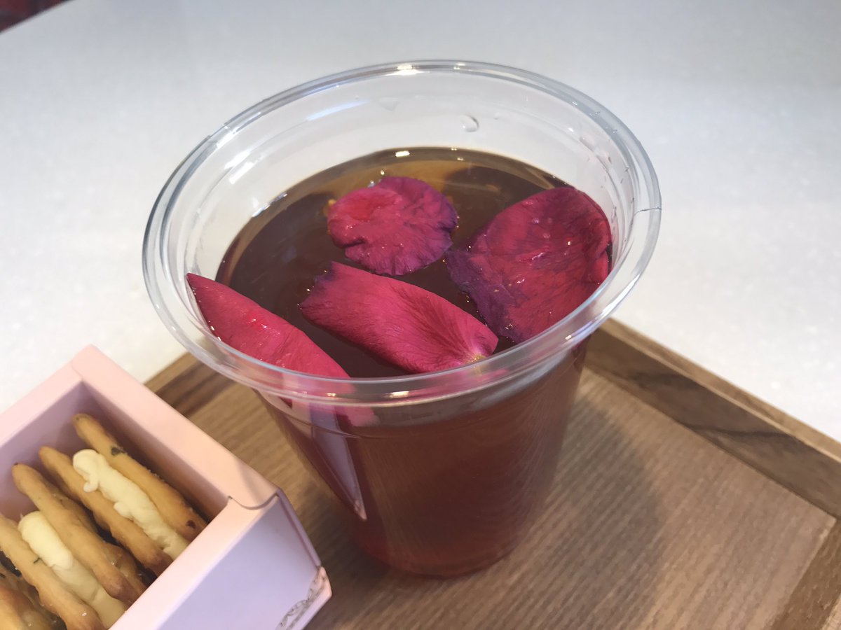 경리단 몽샹82는 한 대만인이 새로 오픈한 대만의 전통 디저트 가게임🇹🇼작은 공간에서 설탕없이 우유를 졸여서 만든 달콤한 누가를 바삭한 크래커에 하나하나 손으로 발라낸 이 맛은 신기하고 달짠의 환상궁합임👍🏼평생처음 먹어본 맛인데 맛있음😋녹사평대로230