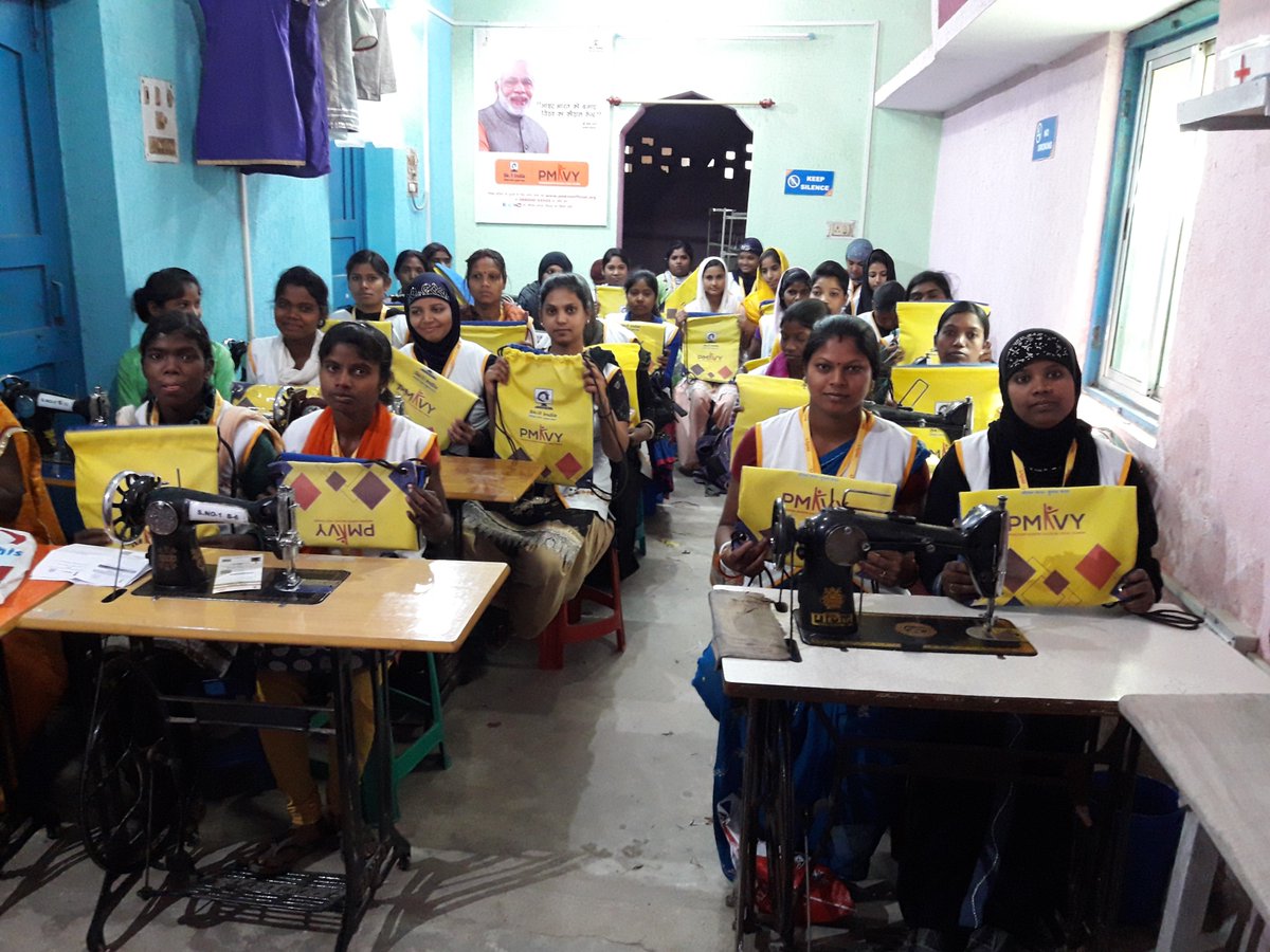 sgrsirba's tweet photo. Induction Kits distributed on 12 March 2017 to 120 enrolled trainees under PMKVY 2.0 for 2016-2020 https://t.co/5IpMfn9b5I