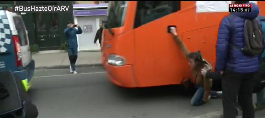 VÍDEO El autobús de Hazte Oír arrolla a una joven que protestaba en Pamplona y se da a la fuga atres.red/izrap1