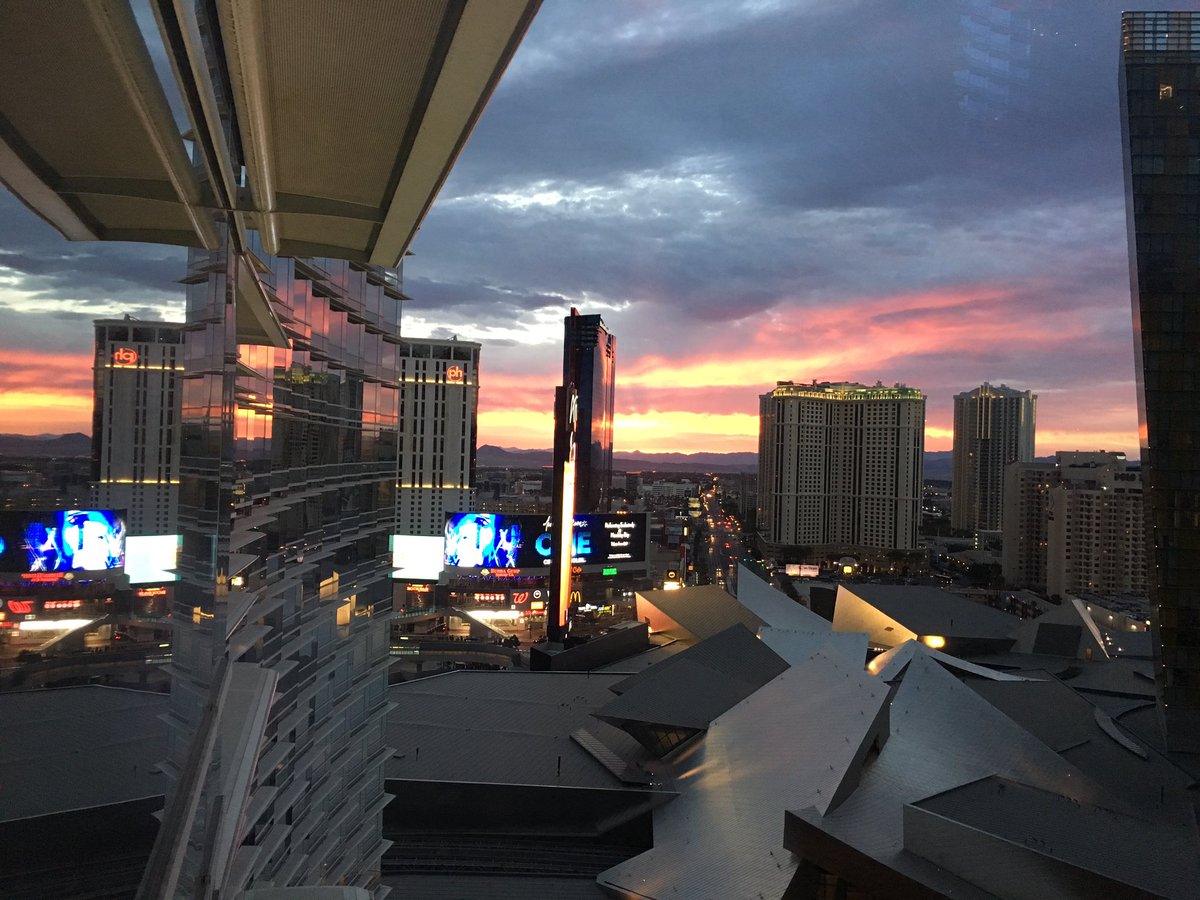 tarpinian's tweet image. Another beautiful #sunrise, gotta go for a run 🏃 this morning #smartflight #ibminterconnect