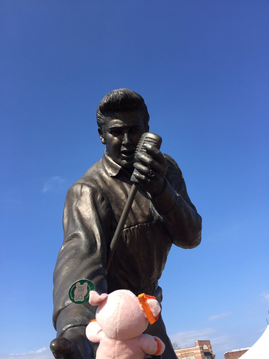 Smsbbq's tweet photo. Hamlette got a serenade from Elvis this past weekend! #MyTupelo #TupeloBBQDuel #SMSBBQ https://t.co/TylAl7OBxs