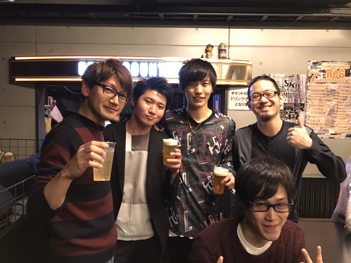 kazuya_EAT's tweet photo. 今日はnanairo解散ライブ。褒めたりボロカス怒ったり思い入れのあるバンドでした。
ライブハウスやってて解散ライブは辛いけど、4人ともとても清々しい顔してたのでとりあえず乾杯ですな！ https://t.co/LXoea3x8Rz