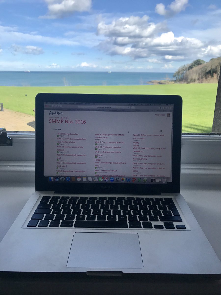 HayleyLHarrison's tweet photo. Office with a view! Week 16 @DigitalMumsHQ #workthatworks #digitalmum #throughmywindow https://t.co/B8mY9ZIvAe
