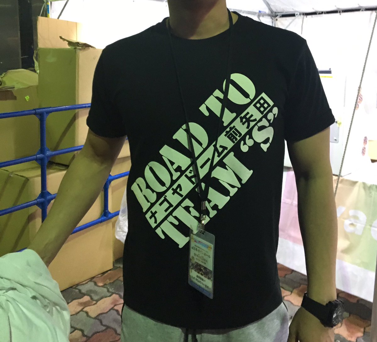 tebamotoyuzuki's tweet photo. ラスト鯱組含め全員が舞台に上がり、店長「5年前、ガイシを発表した時、鼻で笑われました。でも今こうやってここに立てた！また鼻で笑われるような事いうぞ！正面モニターに注目！」

鯱メンと客がモニターを見る中、スタッフが上着を脱ぎ写真のシャツに。
そして舞台にナゴヤドームの文字が！ https://t.co/zEfYleFHnm