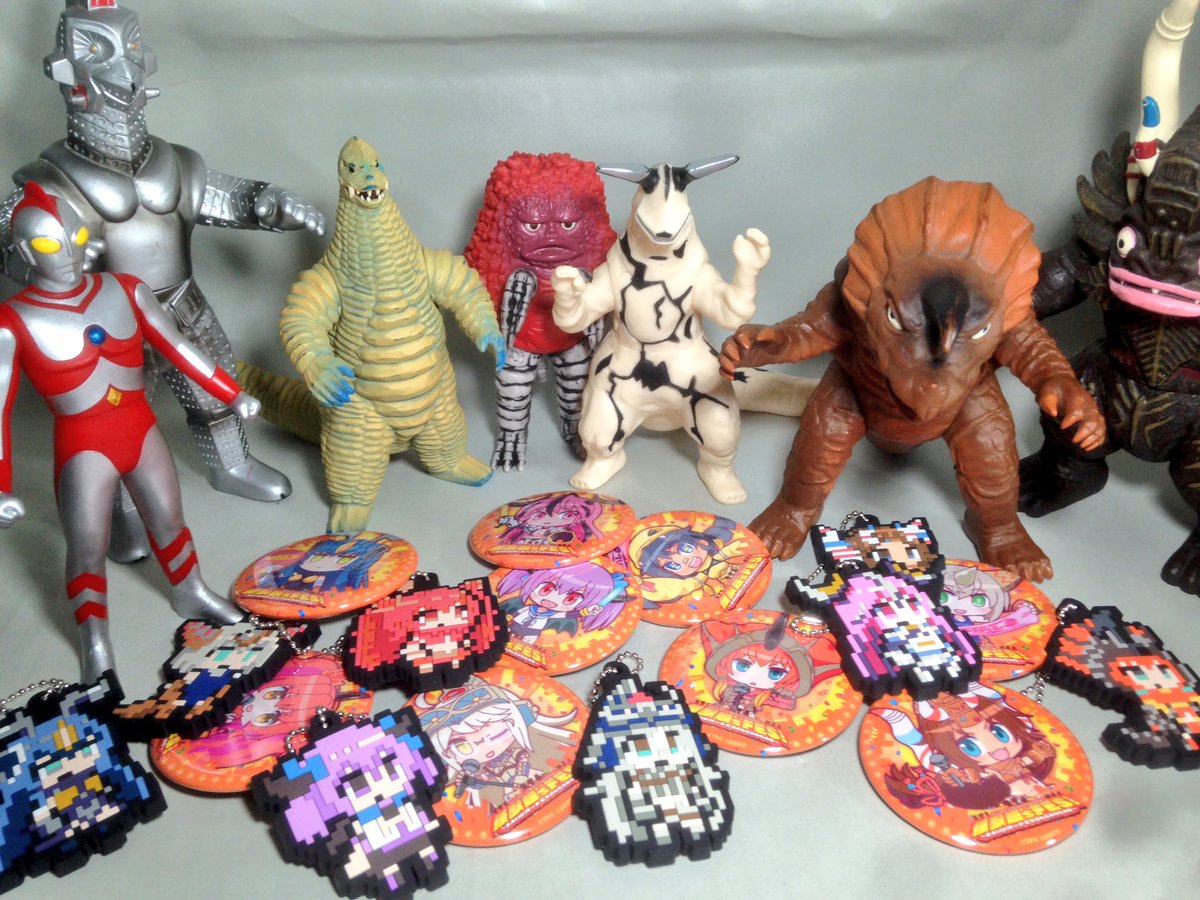 勇 はや 怪獣娘 Sfes物販より トレーディング缶バッジとラバーキーホルダー 描下ろしイラスト を使用した缶バッジと Edでお馴染みドットイラスト 現地のお取引にて缶バッジは無事に全種コンプ ラバキーもレッド先輩を残すのみに 怪獣娘 ウルトラ