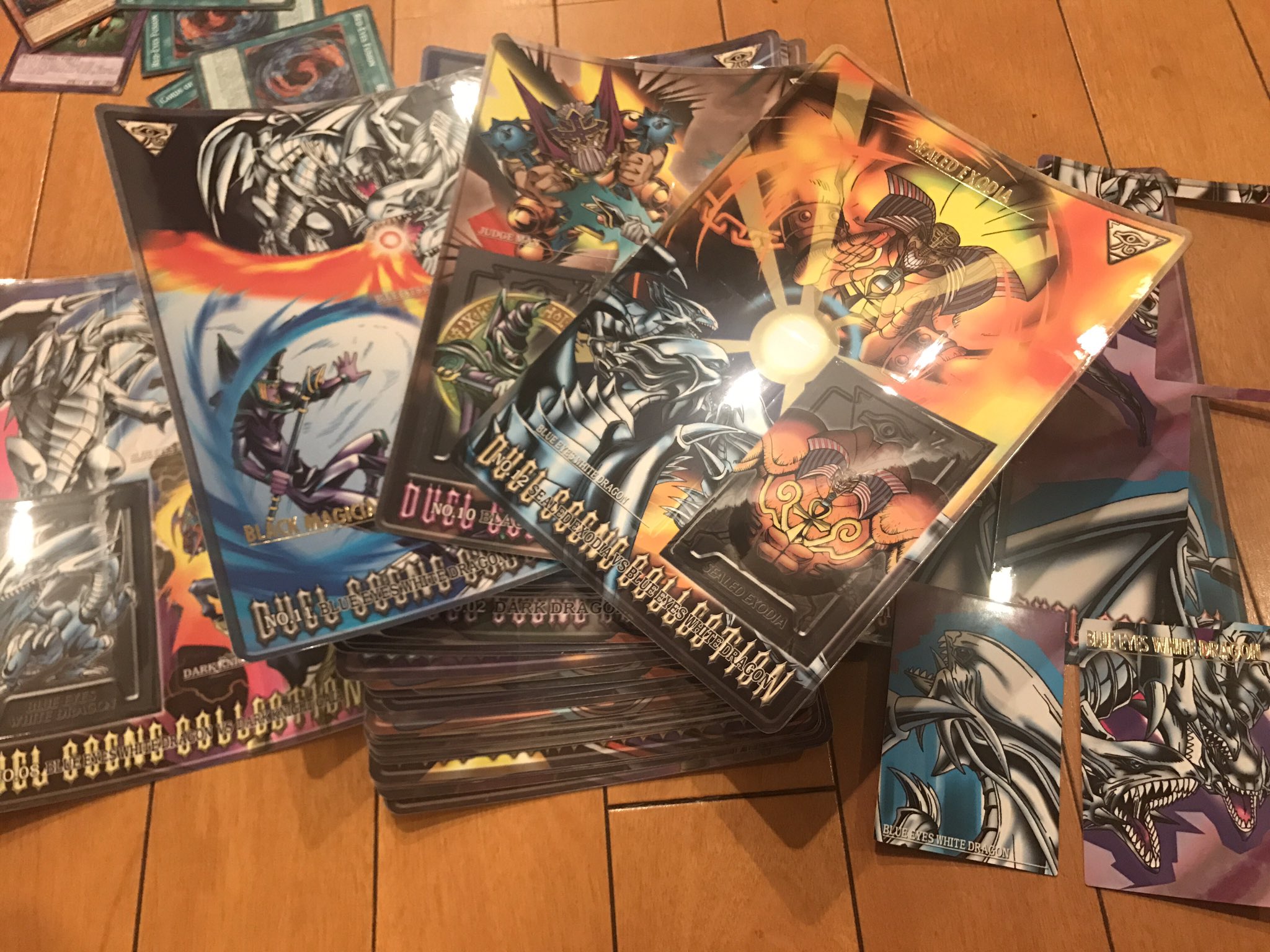 はっさく Tcg垢 バンダイ版のジャンボカードダスが大量に出てきた フィルムついてたから機械に入れる前のやつそのまま残ってた 剥がすと右下みたいに遊戯王サイズのカードになる 結構レアじゃない フルコンプ何セットかできそうだから欲しい人
