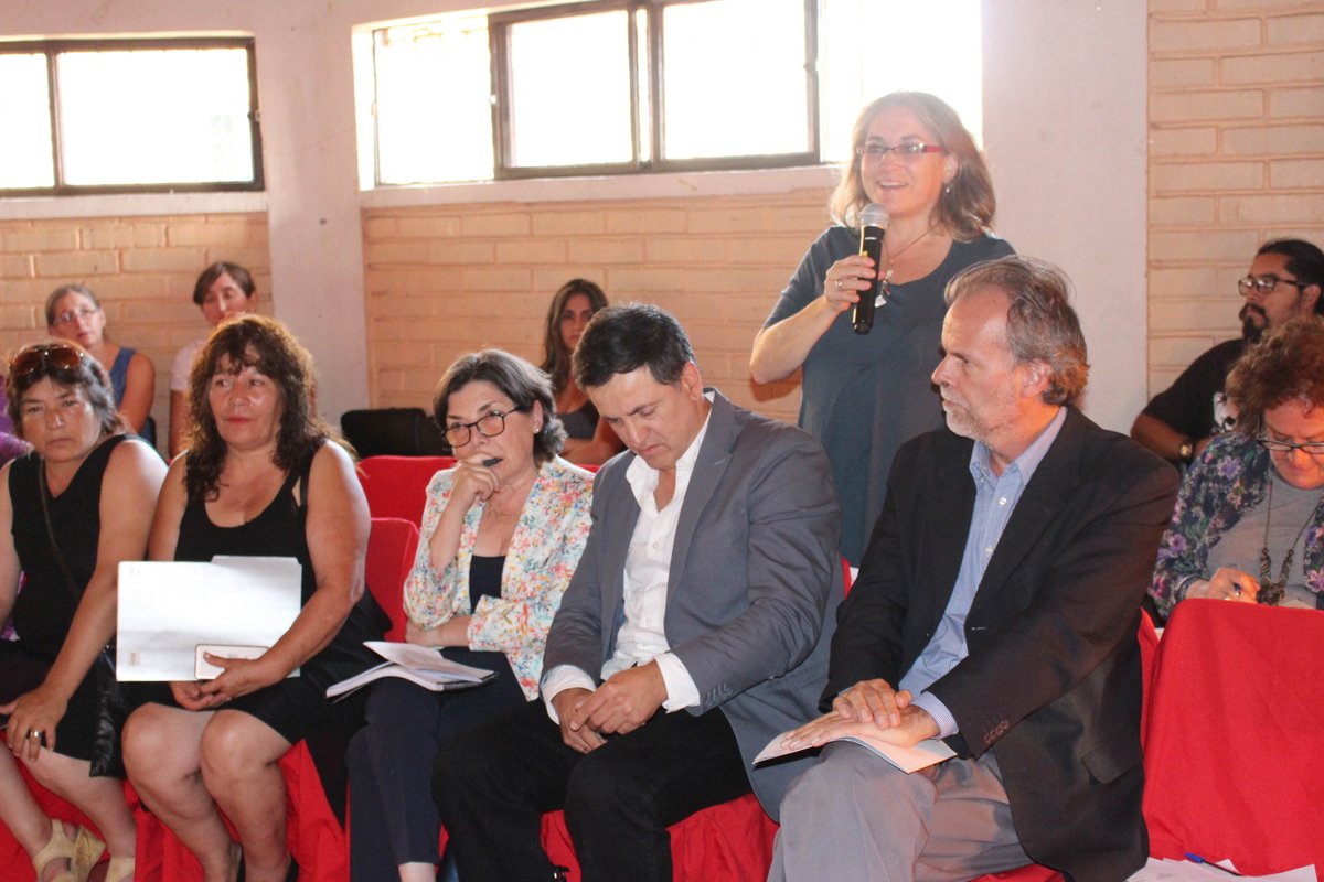 Minvu's tweet photo. Ministra #Saball dialogó con mujeres sobre ciudad y territorio con perspectiva de género. #ForoMujeryCiudad https://t.co/9XaxdDab6Z https://t.co/fTHaCsHAzD