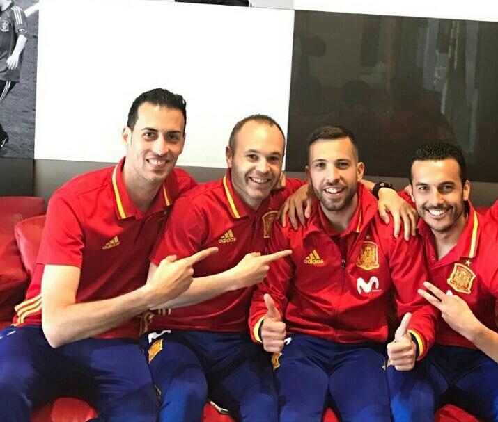 Players saying happy birthday to Jordi Alba 