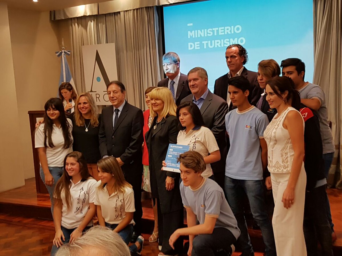 InnovacionTurAr's tweet photo. Entrega de placa a alumnos ganadores del concurso Un Viaje Seguro y Responsable del Instituto de las Artes y las Ciencias María Elena Walsh https://t.co/fvVI6gCREW