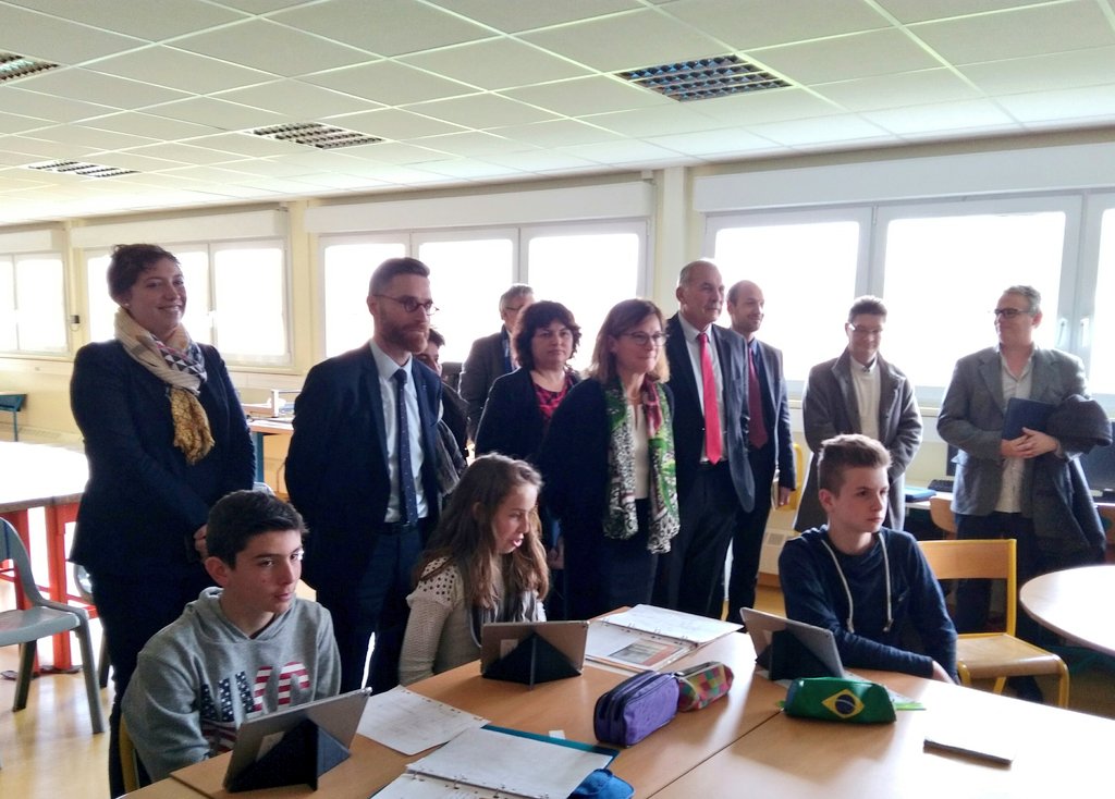 Remise de tablettes aux élèves de 5e du #CollegeNumerique L.Merle Secondigny:partenariat <a href="/acpoitiers/">Académie de Poitiers</a> et <a href="/DeuxSevres/">79 le Département</a> pour #NumeriqueEducatif