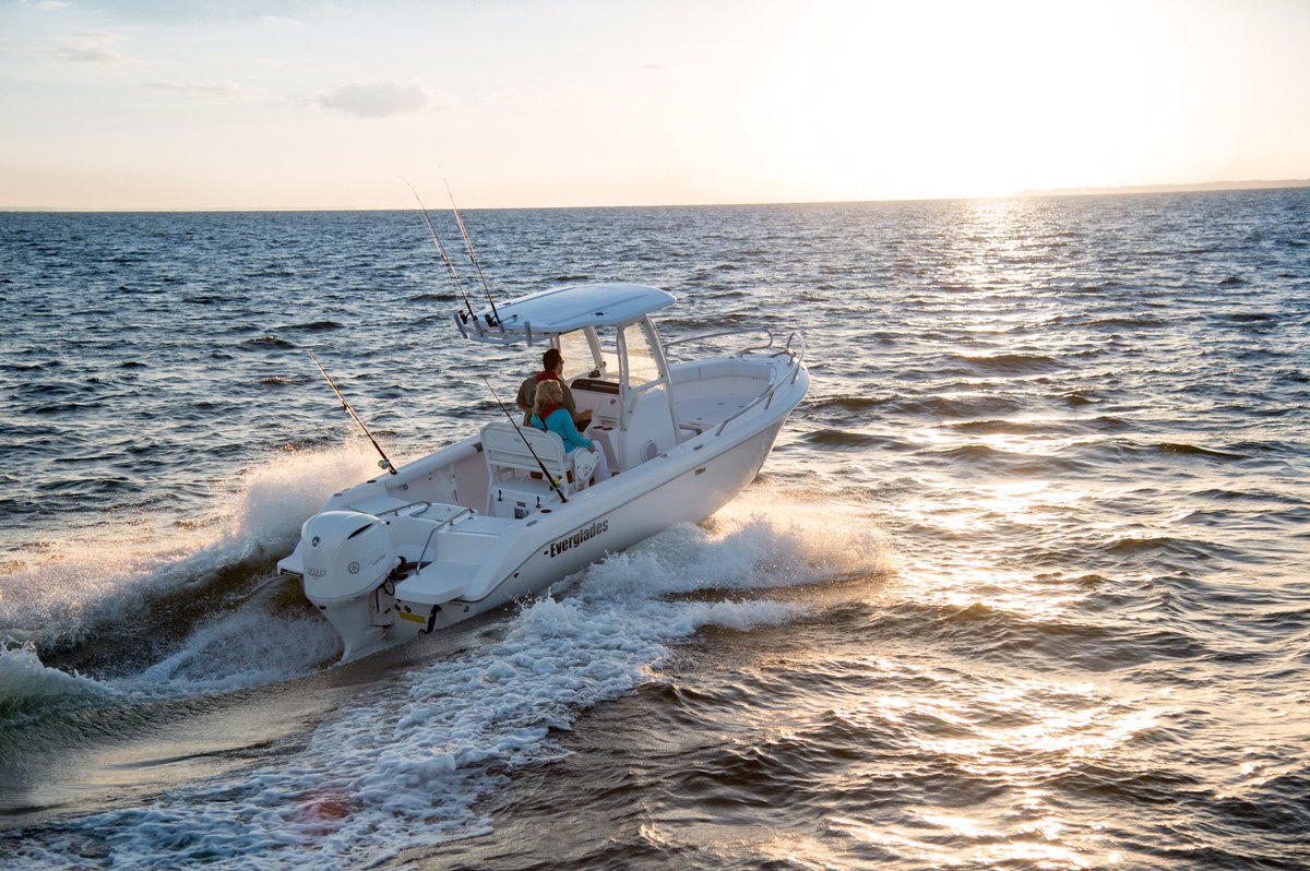 EvergladesBoats's tweet photo. Goin up, on a Tuesday! #EvergladesBoats #230cc https://t.co/d4ubGyI5ok