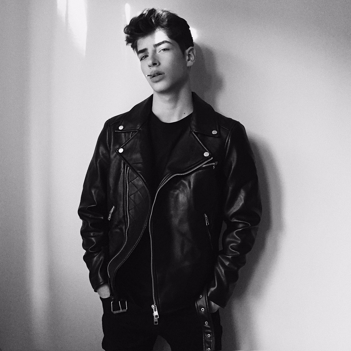 manuriosfdez's tweet photo. yea, babe, no way. https://t.co/nAIFmrC9VN