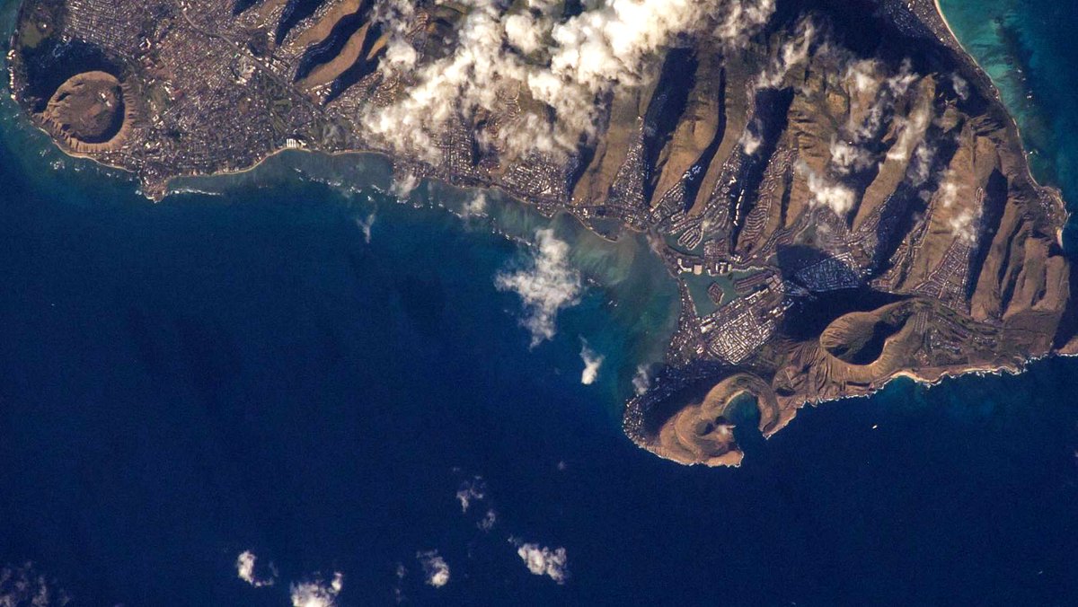 astro_kimbrough's tweet photo. Spectacular views of O’ahu Hawaii from @Space_Station - Pearl Harbor, Honolulu, Diamond Head State Monument, Hanauma Bay Nature Preserve. https://t.co/PEy8b9LHVq