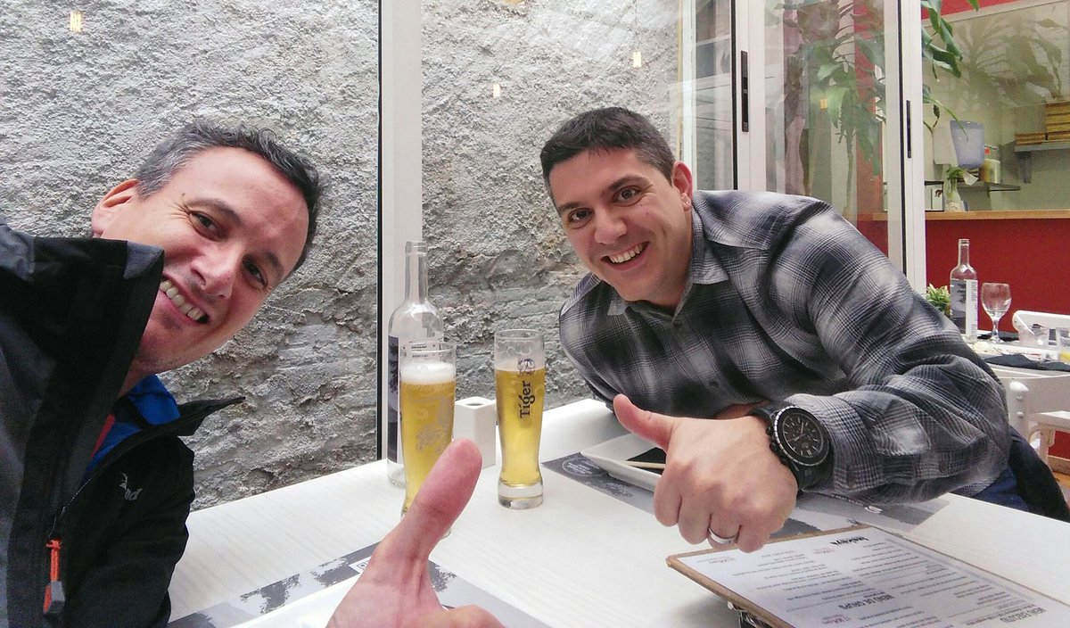 Marc_Lari's tweet photo. Que lujo compartir una cervecita y un buen japonés con mi amigo @christian_osteo de @fiosformacio! #placeresSencillos #FisioCrack 🍣 😋 https://t.co/seuoKkNpda