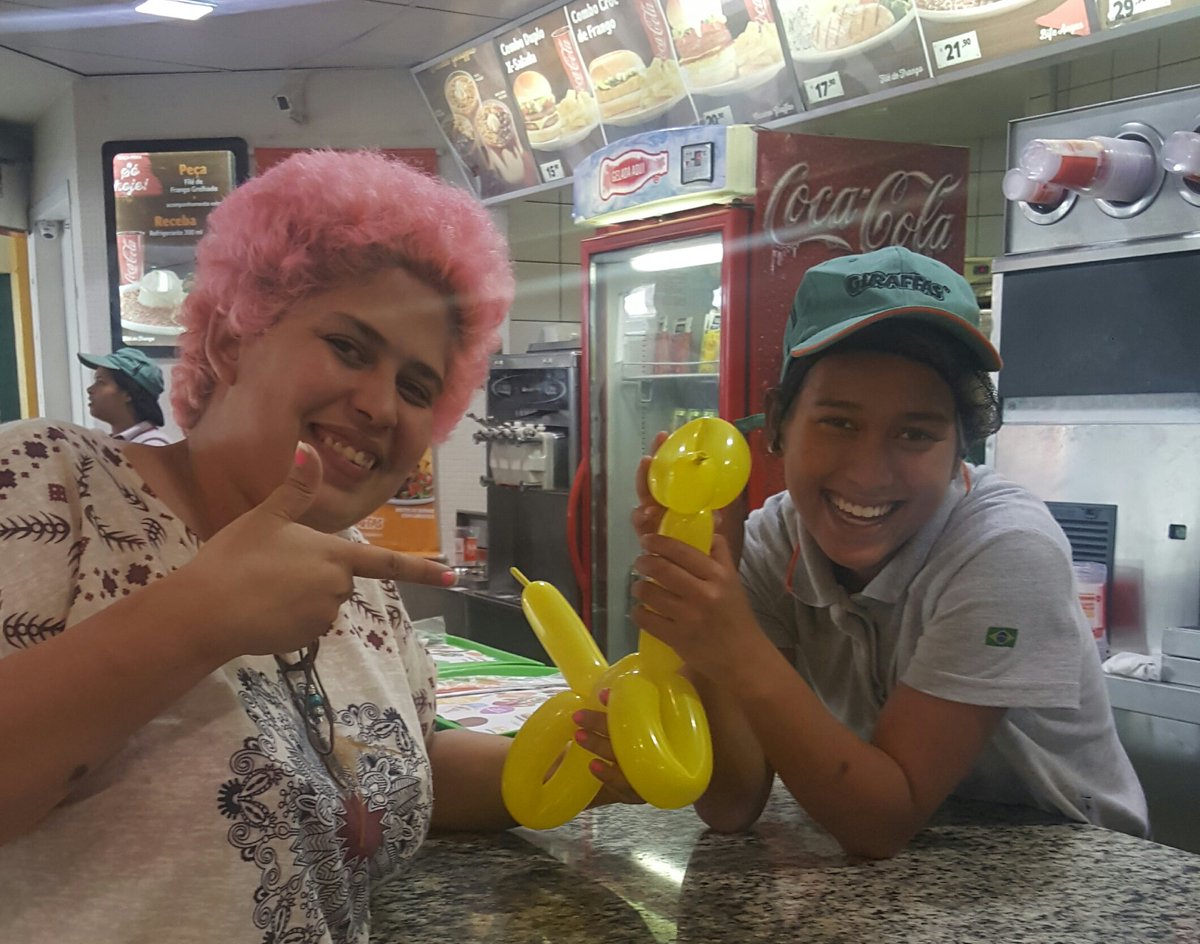 _crisluz's tweet photo. Fui comer no @giraffa  ganhei uma girafa, nome dela é #gioconda ^-^ https://t.co/DZqfRXVPB9