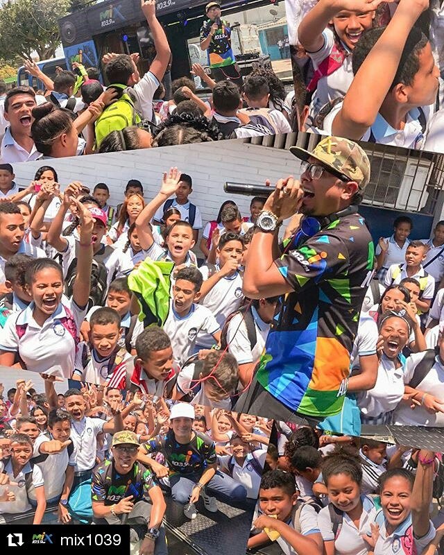 MODOMIXCOL's tweet photo. @mix1039 Hoy estuvimos con nuestros Djs @rolydjcm @djalfonsoebratt con los alumnos del #ColegioSaridArtetaDeVasquez  #modomixescuchandomix https://t.co/YD4RwuOuoi