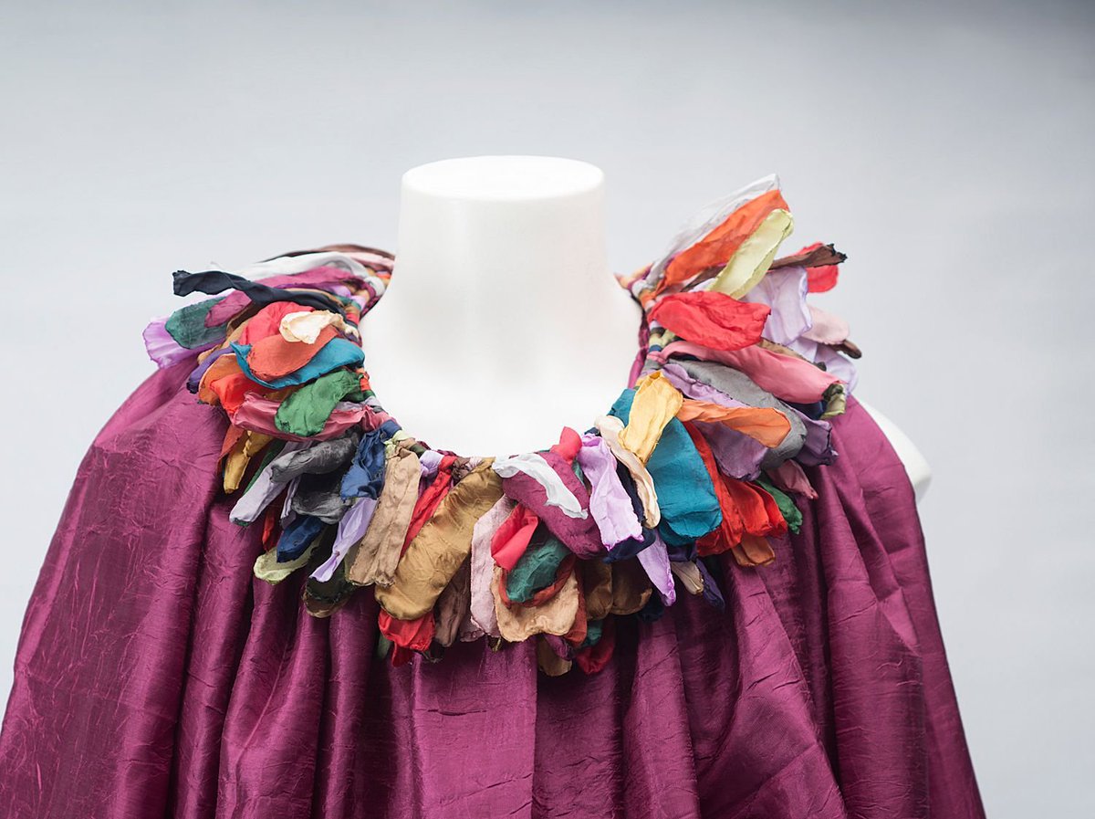 Supercheria_com's tweet image. Nuestro ya clásico collar afro unido a una magnifica #CapaDeSeda, ¡es todo un acierto de glamour! buff.ly/2neo9qq #ModaAlPorMayor