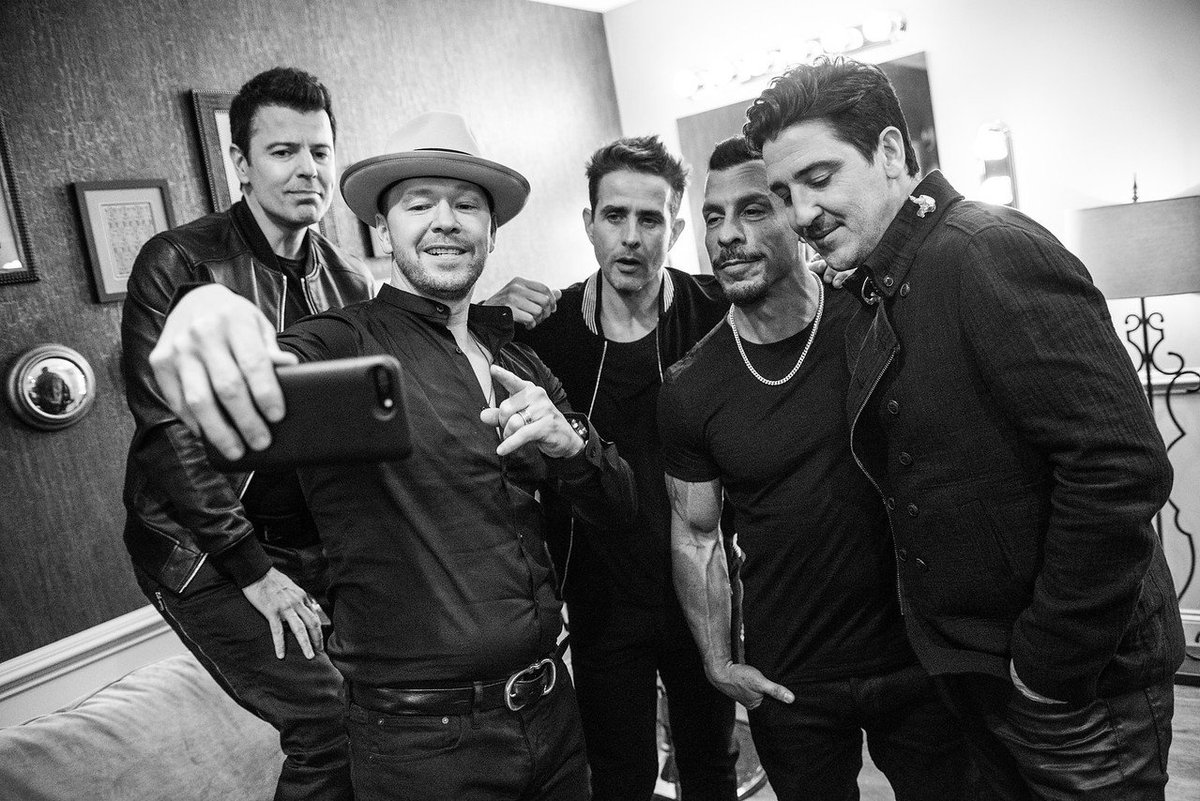 Behind the scenes 📹 when we premiered #OneMoreNight!! Listen now: nkotb.lnk.to/thankful
