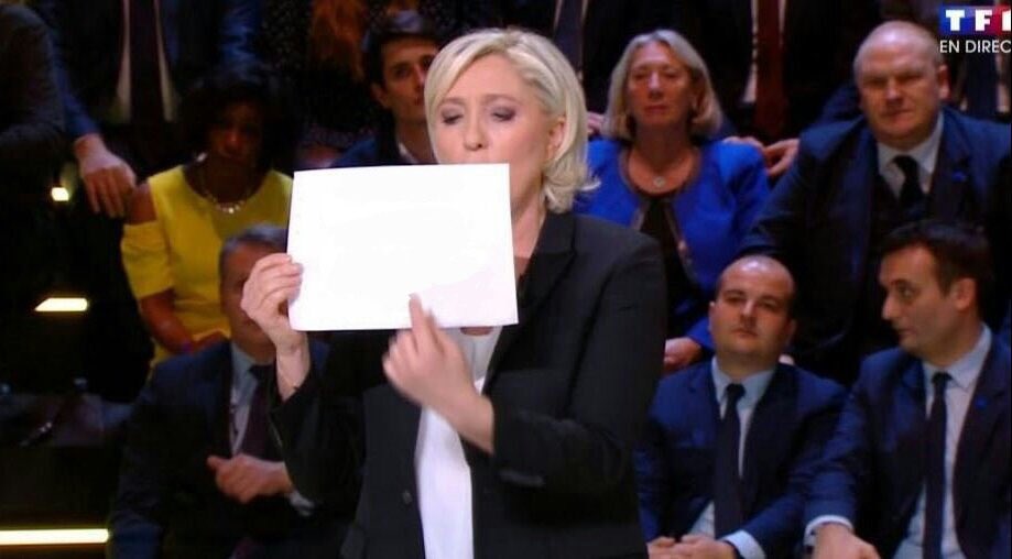 Le_masque_a_gaz's tweet image. - J'vous ai fait une feuille avec la France que je veux !
- Mais... elle est blanche...
- EXACTEMENT.
- ...