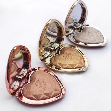 makeup_stores's tweet image. #LaPrimaveraLlegoYYo amo los hermosos los Love Light de @TooFaced para un brillo exquisito. #FelizMartes #woman 😍😁