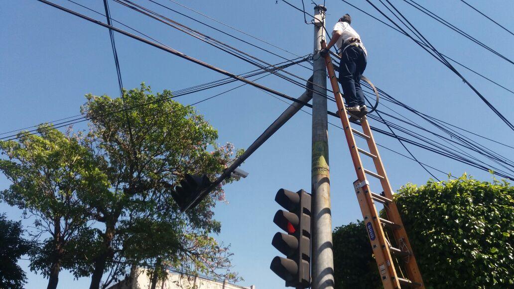 Reparación semáforo en intersección de 5ta Avenida Norte y Calle San Carlos, San Salvador