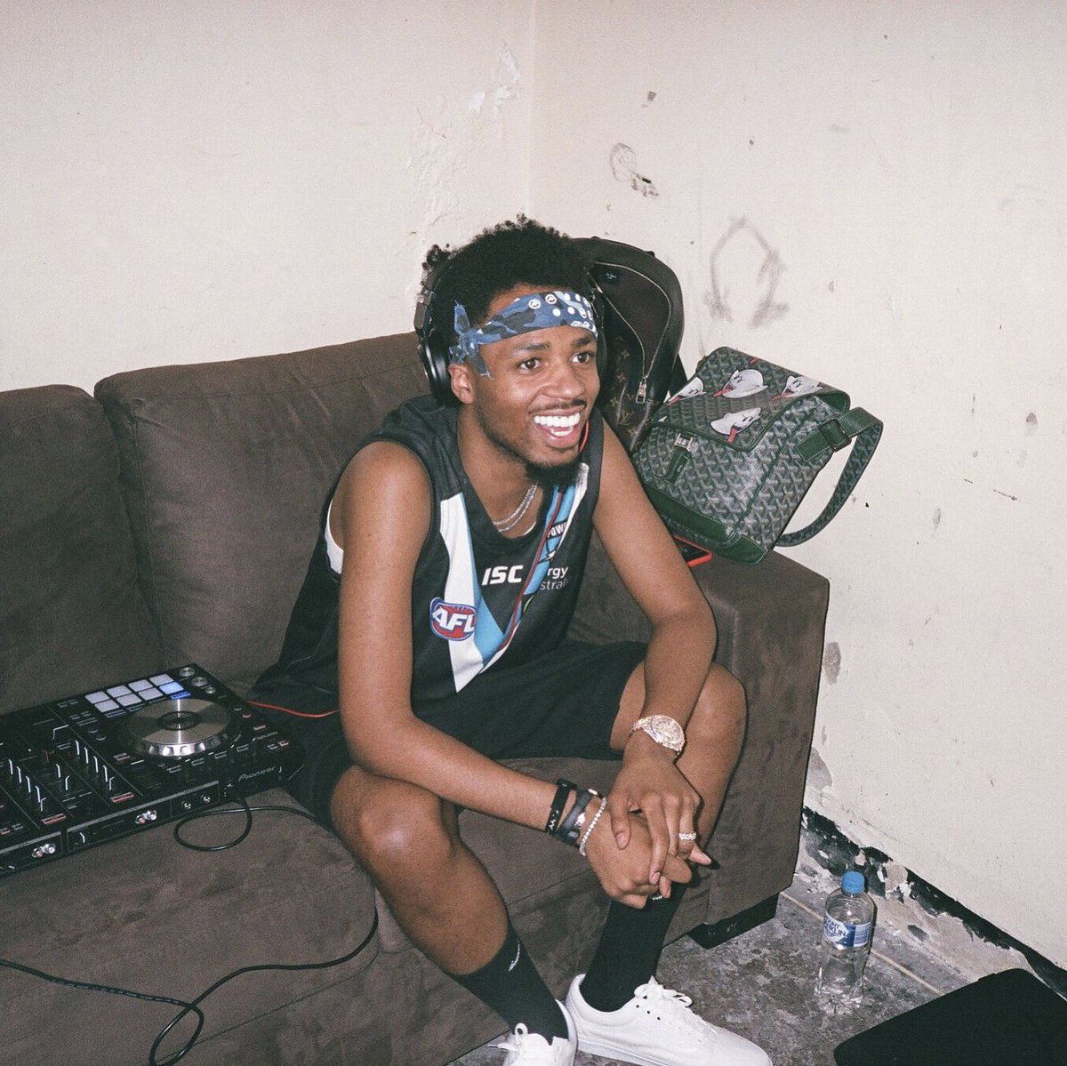 MetroBoomin's tweet photo. LOVE>HATE https://t.co/FQoed5nX2e