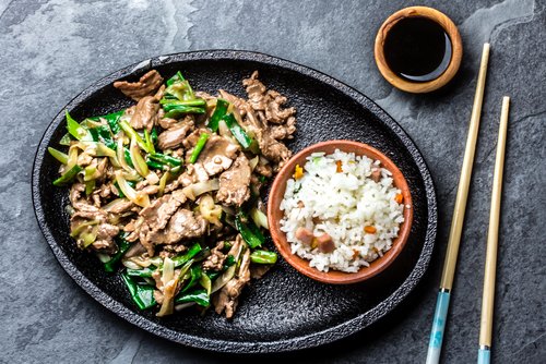 chefcommisso's tweet photo. Traditional Chinese mongolian beef stir fry with rice and soya sauce. This is going to be GOOD! #foodie https://t.co/zhyzAWQ5XR