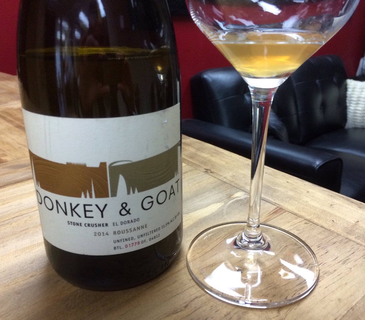 Tasting EXCLUSIVELY <a href="/donkeyandgoat/">Donkey & Goat Winery & Tasting Room</a> Stone Crusher "Orange Wine" 100% Roussanne by <a href="/AmovinoBC/">AmoVino Distributors</a> Distributors.
What a treat !🍷
Avelinos.ca