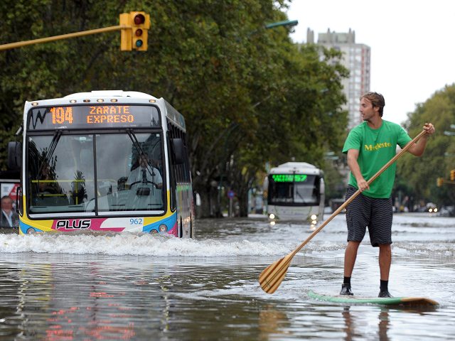 SurfriderArg's tweet photo. La Hora del Planeta 25/3 20hs apagar la luz durante una hora. Compromiso con el ambiente y   limitar los efectos del cambio climático https://t.co/54wNOqKElp