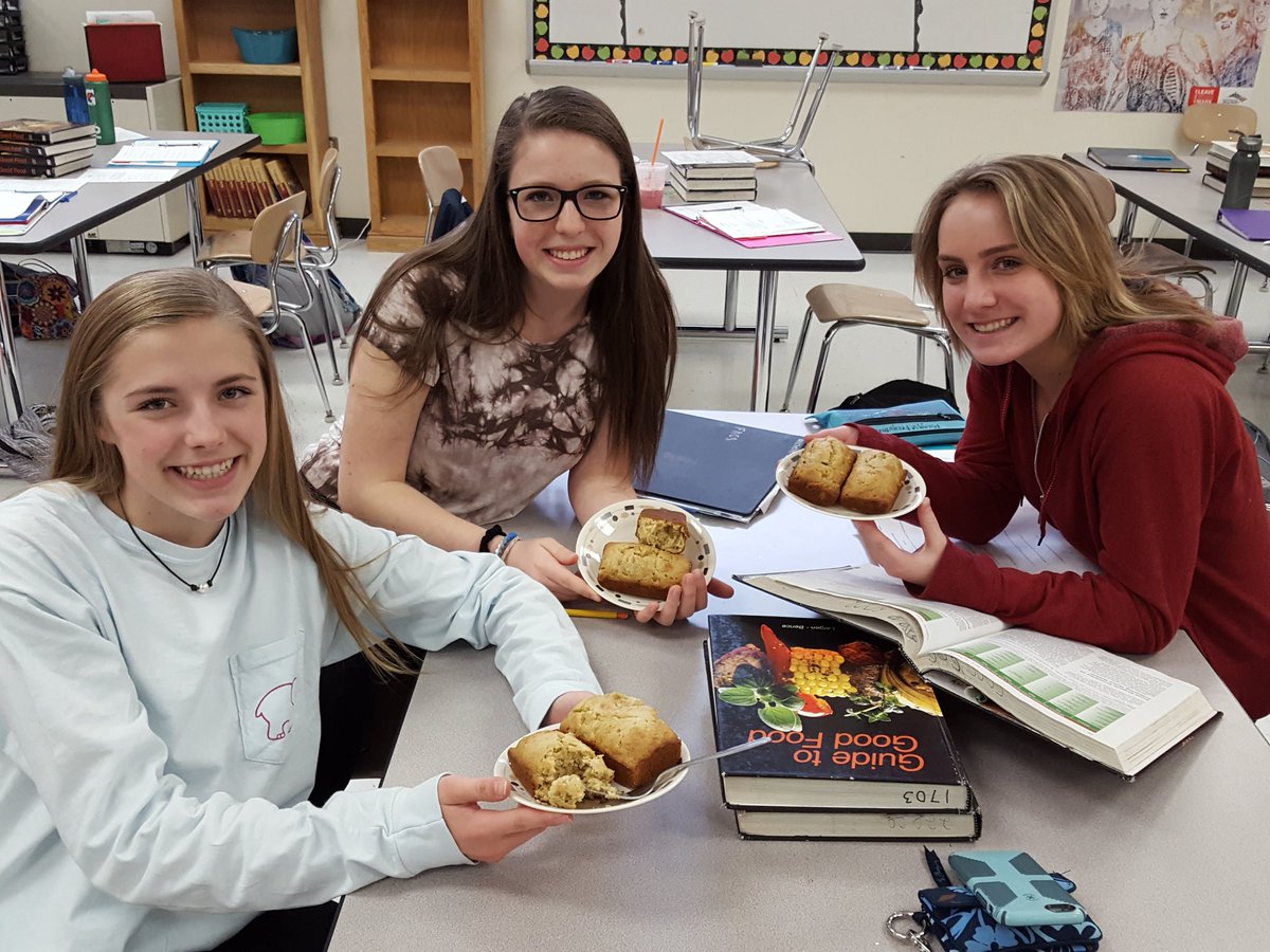 FACS_LHS210's tweet photo. Banana bread lab in FACS Survey! #FACSclasses #GoLemont #QuickBread https://t.co/osZ4kfM3RM