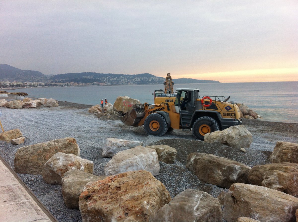 14theProm's tweet photo. Making Nice's coastline harmonious again with 6,000m3 of rock, cost: €600,000 #IloveNice #nice2017 #Nice_Tourisme #CotedAzurNow #VilledeNice https://t.co/64XIq67hrI