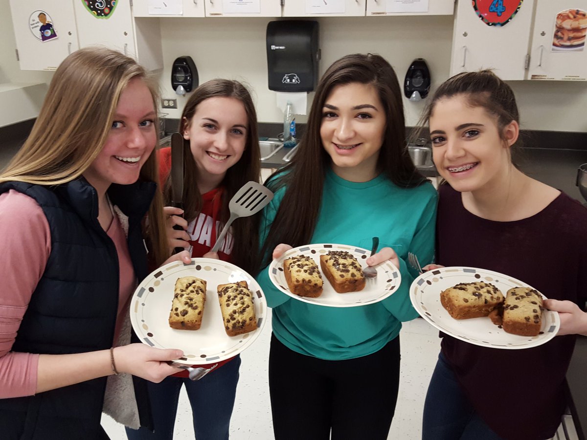 FACS_LHS210's tweet photo. Banana bread lab in FACS Survey! #FACSclasses #GoLemont #QuickBread https://t.co/osZ4kfM3RM