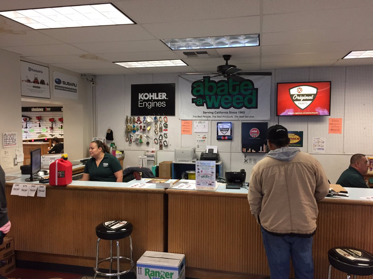 ZachKuenzi's tweet photo. @BarenbrugUSA supporting #AbateAWeed contractor Spring sale #Bakersfield #CA #PanAmBermuda #TurfStar #WaterSaverPro #GreatInGrass https://t.co/zPHzvnDPuT