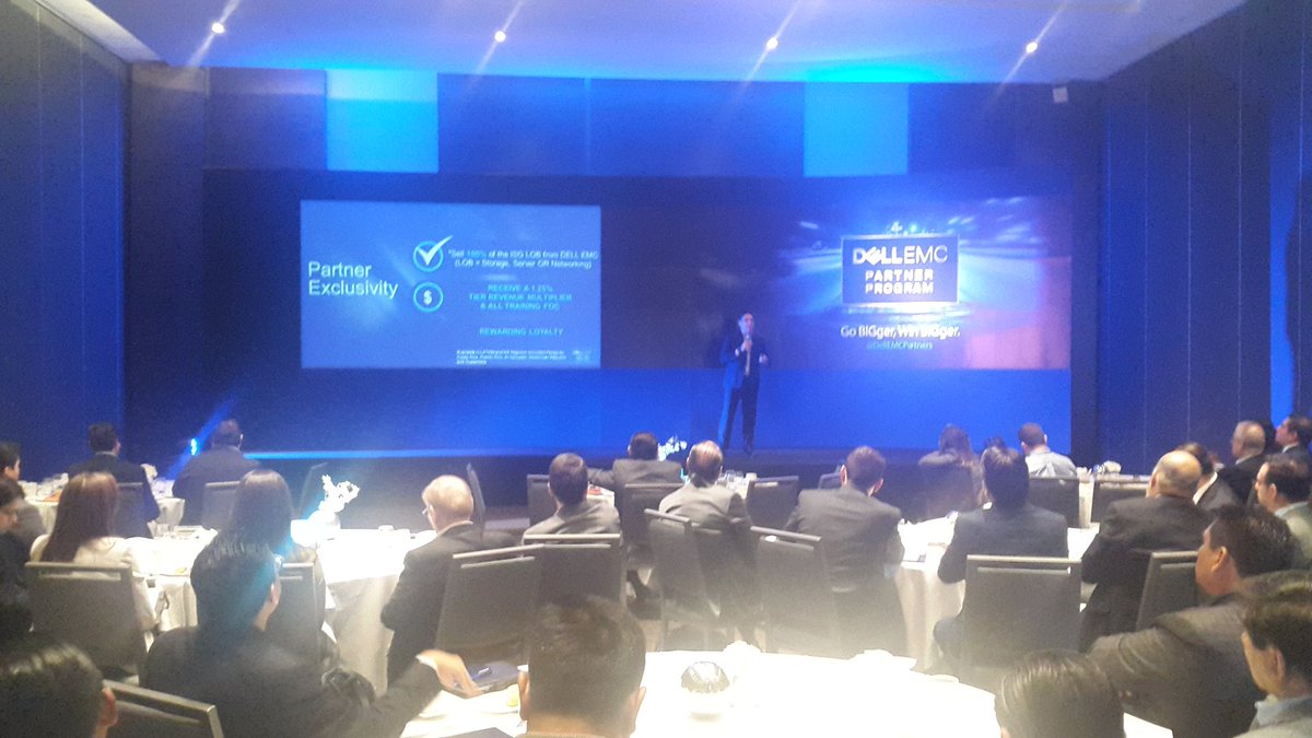 ejmontest's tweet photo. Miriam García y @rafaelschuh inician la jornada hacia los nuevos negocios con @DellEMCPartners en México #Summit #GoBIGerWinBIGer @DellEMCMX https://t.co/qiwMsfTSZ1