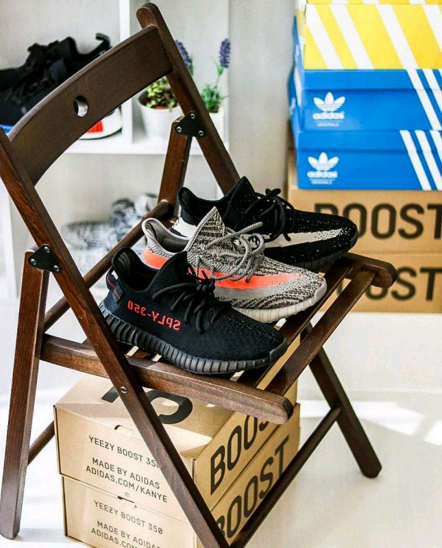 SidwellThwala's tweet photo. Yeezy....... #350boostV2 https://t.co/i66H2j6AKi