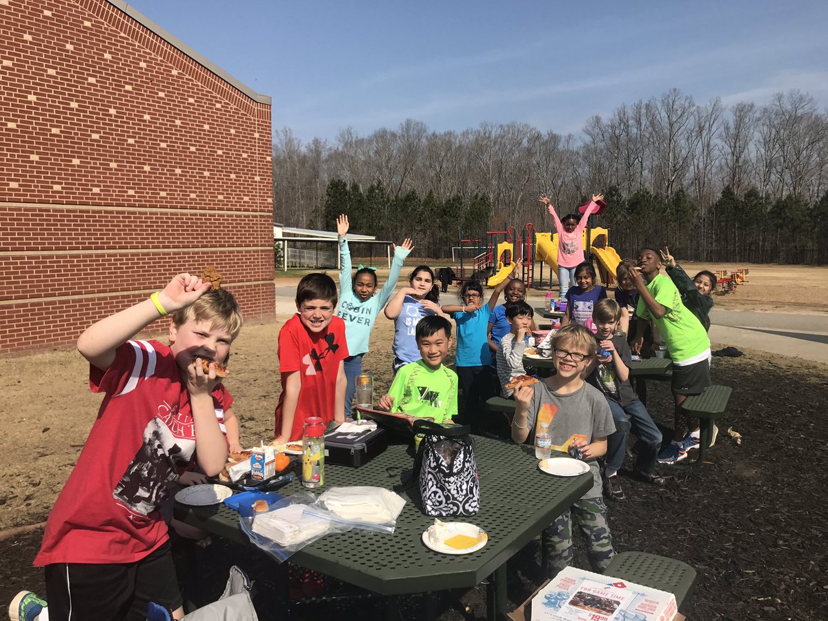 msgarcian1's tweet photo. Enjoying our awesome fundraising incentive, a pizza picnic🍕&amp; play time ⚽️ outside!!🌞 #cweisthebest https://t.co/YgHOFCIM8D