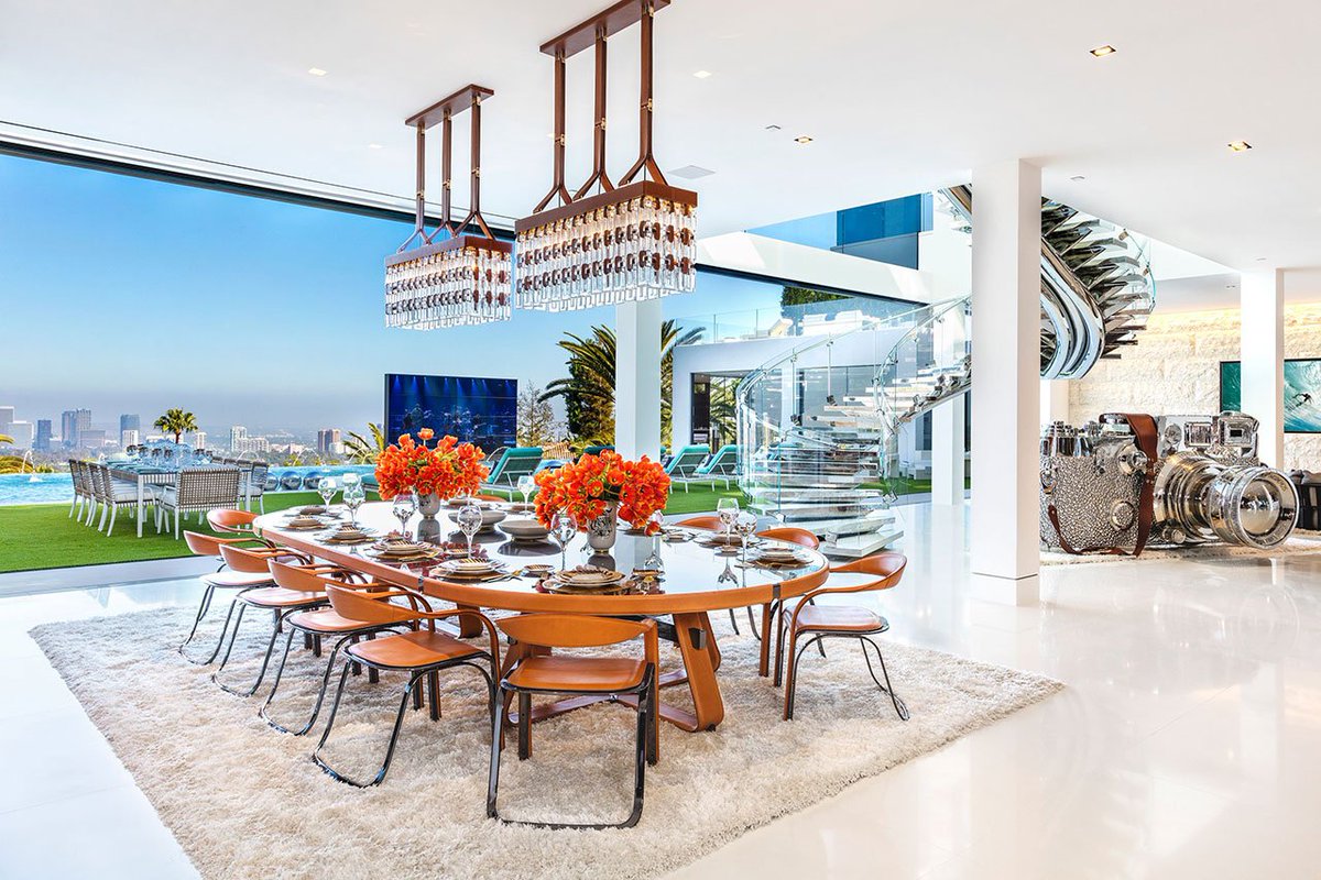 MaxloMedia's tweet photo. This $250 #Million Mansion Comes Complete With Full Staff And #Helicopter
https://t.co/pWiG2wPma0 https://t.co/JwoCUTZVyM