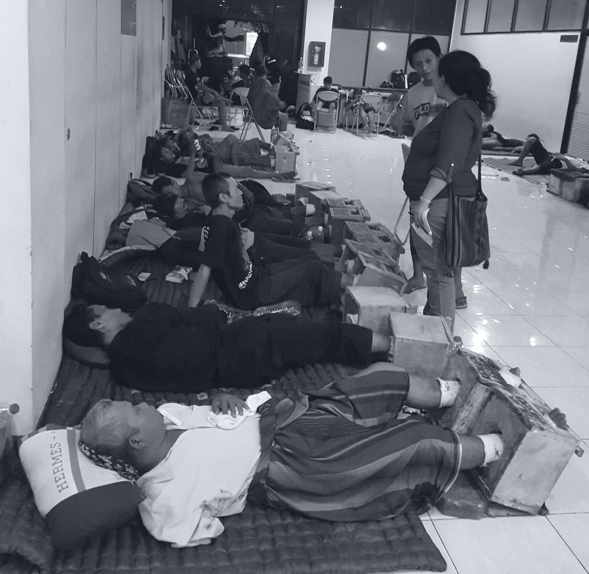 Dandhy_Laksono's tweet photo. Aksi #DipasungSemen2 tak dilakukan sembarangan. Ketebalan gips dan teknik menyemen diperhitungkan. Tengah malam pun ada relawan dokter visit https://t.co/xqR6LWG1QZ