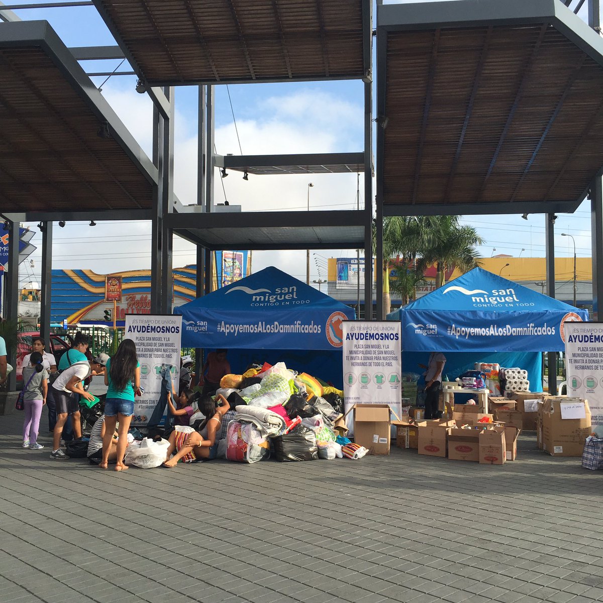 Oprosac's tweet photo. #UnaSolaFuerza En el C.C. Plaza San Miguel también puedes dejar alimentos no perecibles, carpa o bolsas para dormir. #PUCPSolidaria https://t.co/ObKgxRyU75