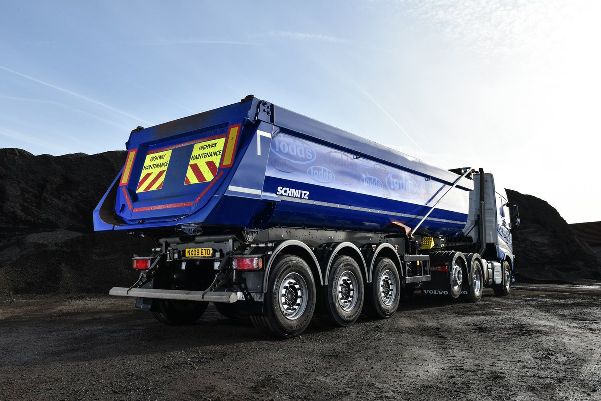 CargobullUK's tweet photo. And now for something completely different...#TipperTuesday! Here's Todds Highway Maintenance's light steel tipper https://t.co/tpoNZ7umtB