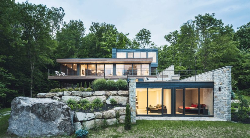 VargasRealty's tweet image. #Quebec home by #MUArchitecture responds to steep and rocky topography buff.ly/2mZqIK4 #InteriorDesign #Architecture