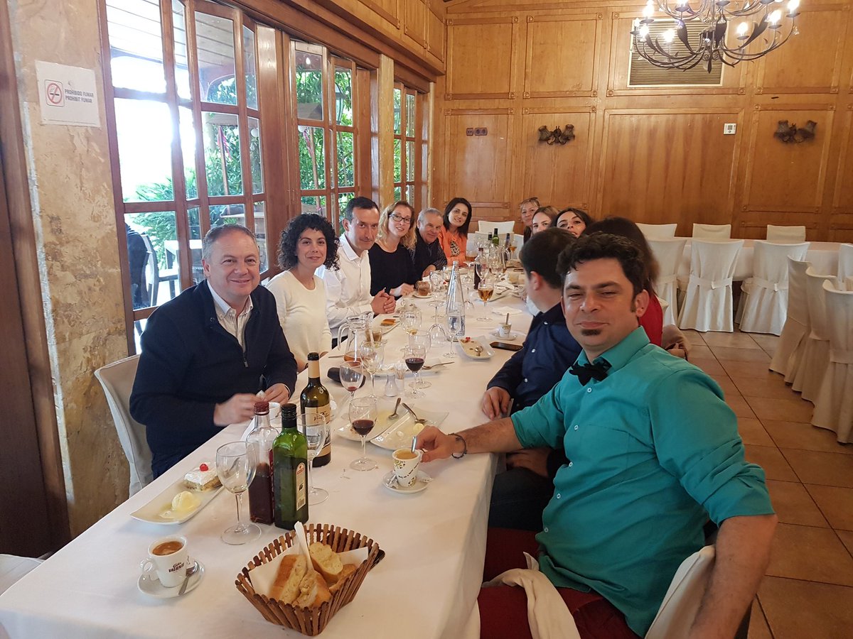 CarlosGlez2021's tweet photo. Escuchando a lxs directorxs de @ecampdelx, acompañado de @MaciaMateu y @carlosSHeras, en un agradable almuerzo de trabajo. https://t.co/QvcC5qHi4M