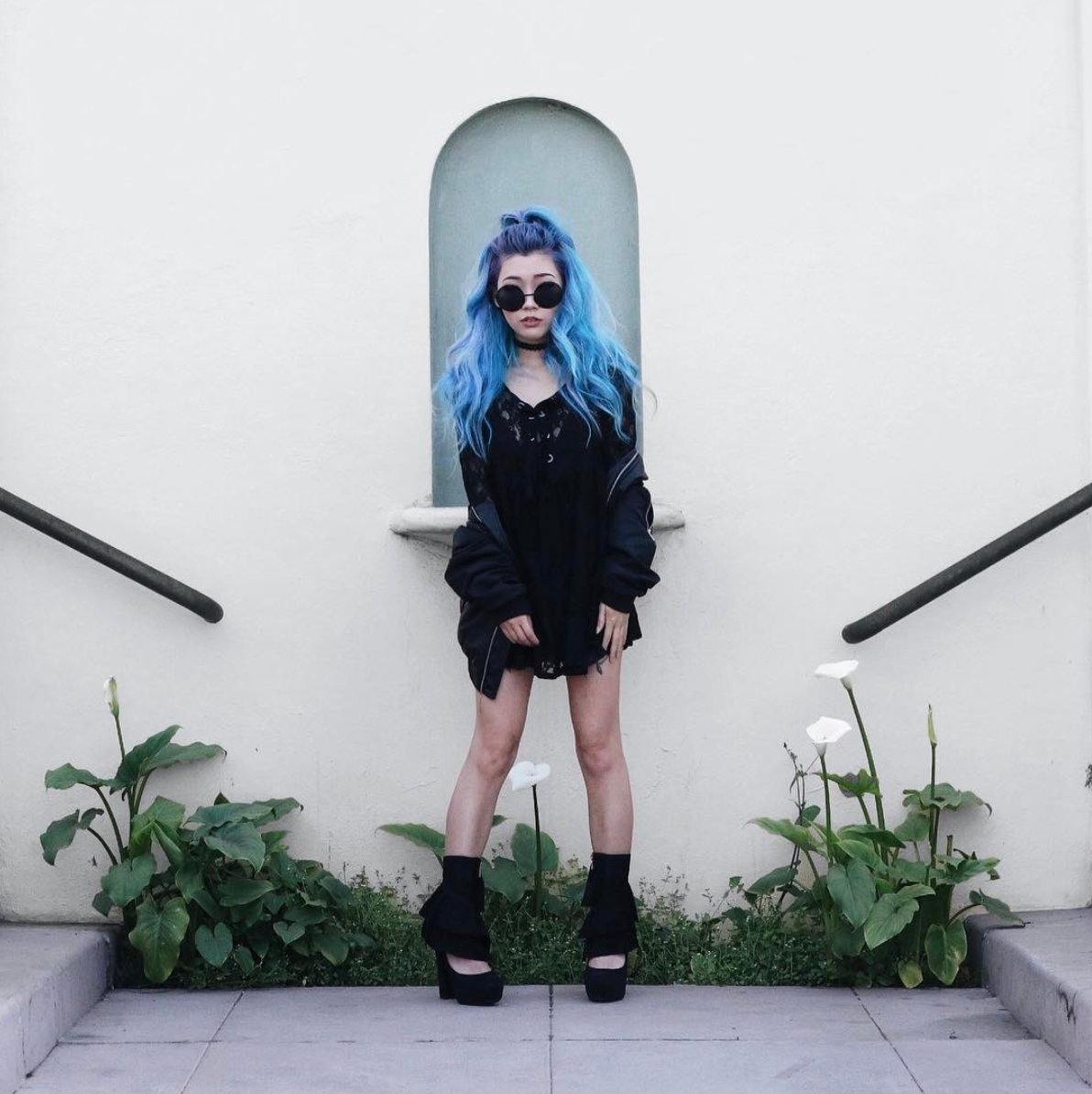 RedLightPR's tweet photo. Tuesday shoesday featuring @estherryi wearing her @amiclubwear heels!  💙 💜 💙 #RLPR https://t.co/qj7sLlBZyF